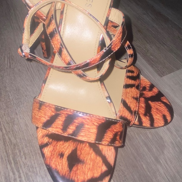 Guess Tarena Strappy Heels in Animal Print size 8M - Picture 12 of 14